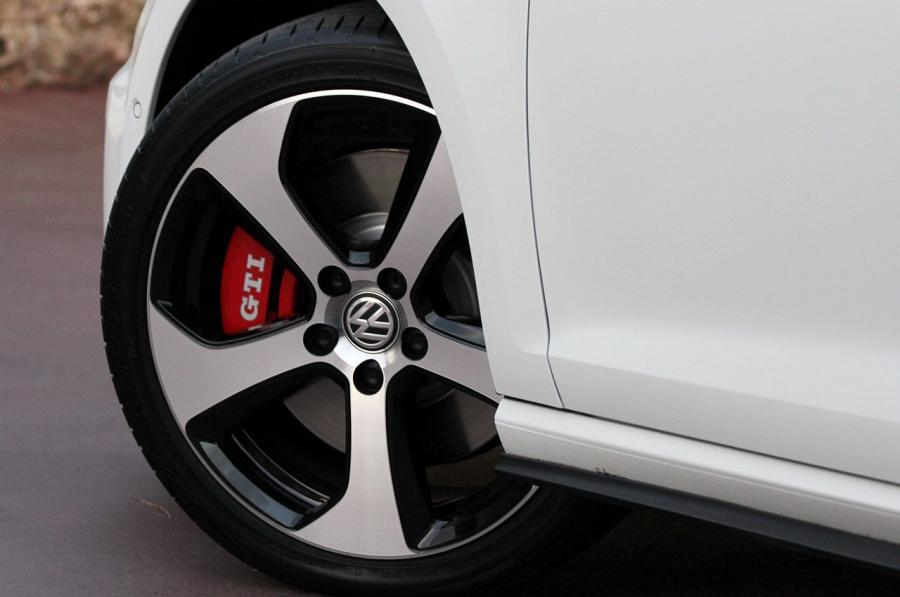 Детали экстерьера Volkswagen Golf GTi 5-Door 2015 года  (фото 11 из 48)